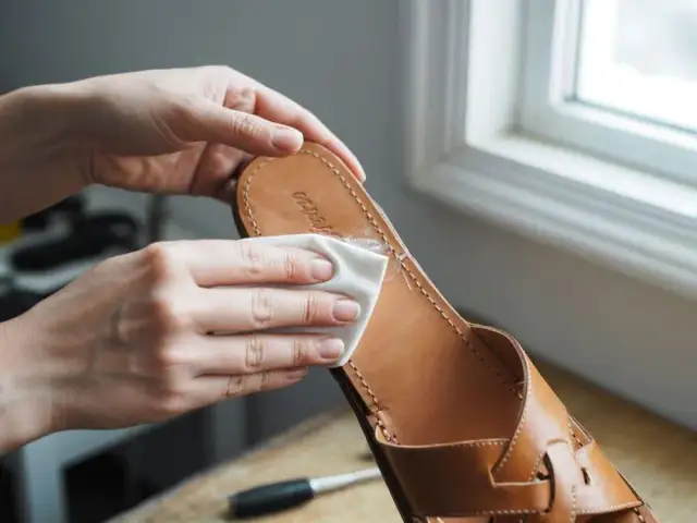Skuteczne sposoby na wyczyszczenie skórzanych wkładek do butów