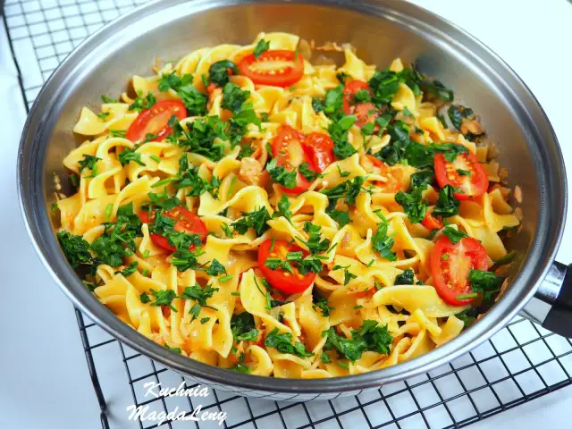 Spaghetti z łososiem i szpinakiem: przepis na sukces w 30 minut