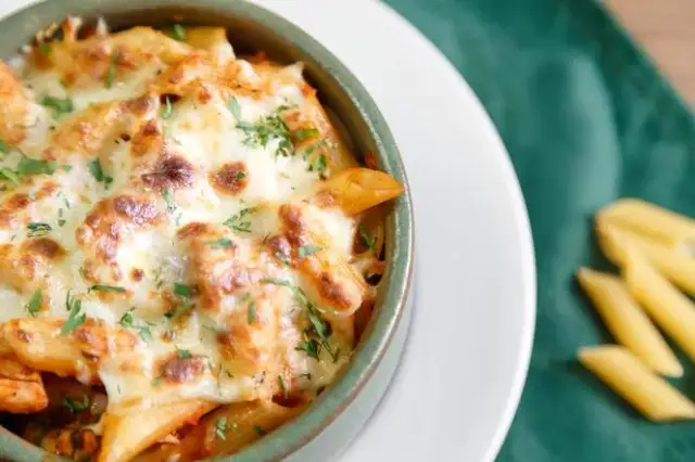 Wegańska zapiekanka makaronowa: Przepis na sycący obiad bez nabiału