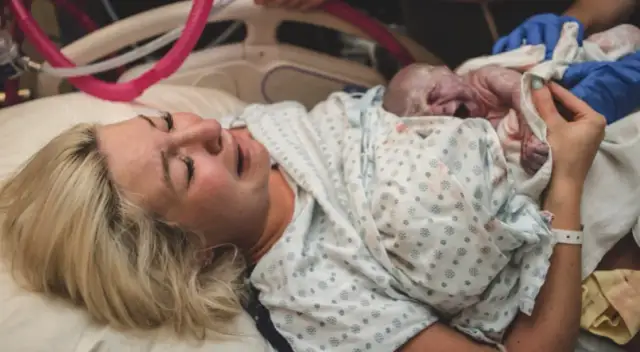 Jak przebiega poród? Zobacz film i dowiedz się, czego się spodziewać