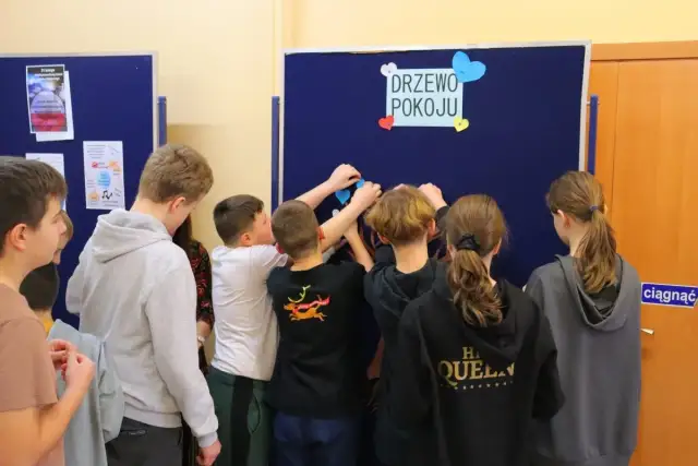 Drzewo Pokoju: Pełny tekst, autorka, symbolika. Dlaczego wzrusza?