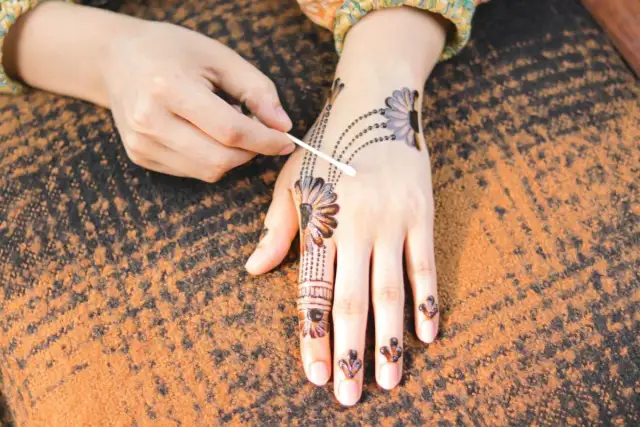 Jak zrobić tatuaż z henny w domu? Bezpieczny poradnik krok po kroku