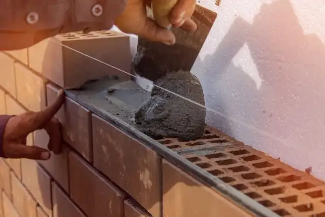 Ile wody do zaprawy murarskiej? Proporcje, błędy i porady dla idealnej mieszanki