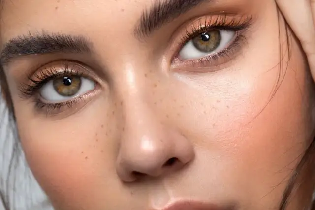 Prosty makijaż oczu na co dzień, który podkreśli Twoje piękno