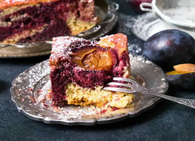 Zakalec pod śliwkami? Uratuj ciasto i piecz bezbłędnie!