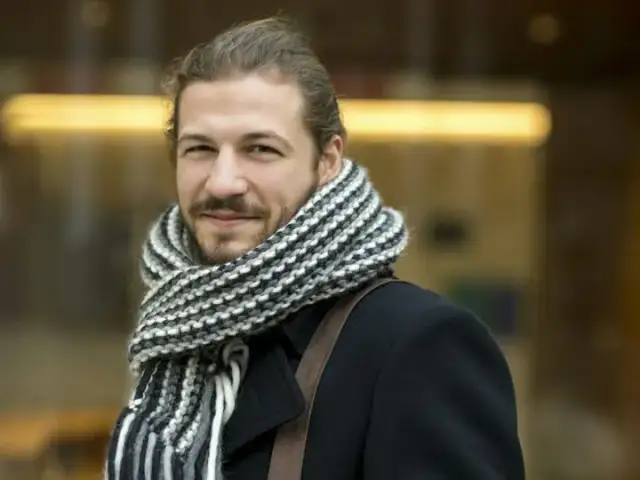 Jak prawidłowo zakładać szalik do płaszcza, aby wyglądać stylowo i modnie