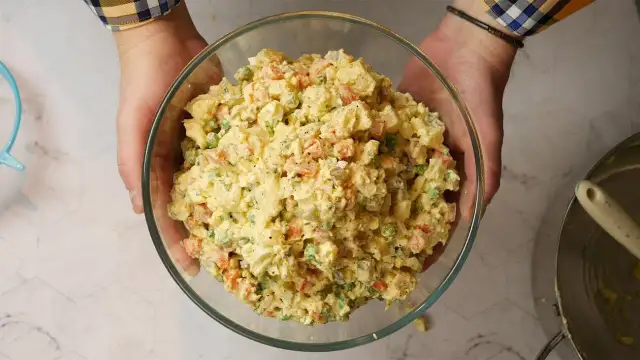 Jak się robi sałatkę warzywną - prosty przepis na smaczną sałatkę