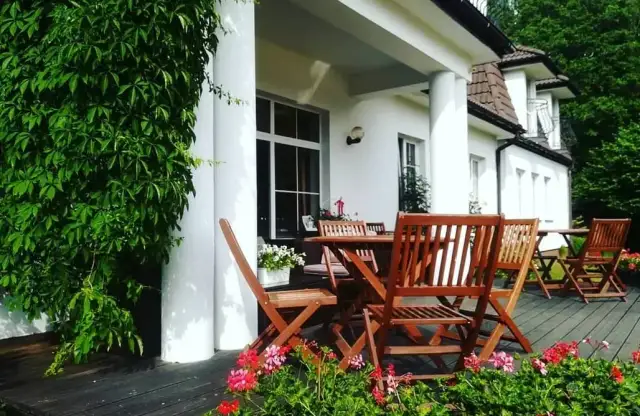 Leśny Dworek Winnica: Wino, morze, relaks. Odkryj pomorską perłę!