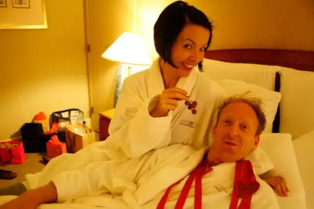 Czas pracy recepcjonisty hotelowego: Zmiany, nocki, prawo co musisz wiedzieć?