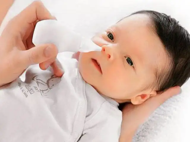 Jak zapobiec ulewaniu przez nos u niemowląt – skuteczne sposoby i porady