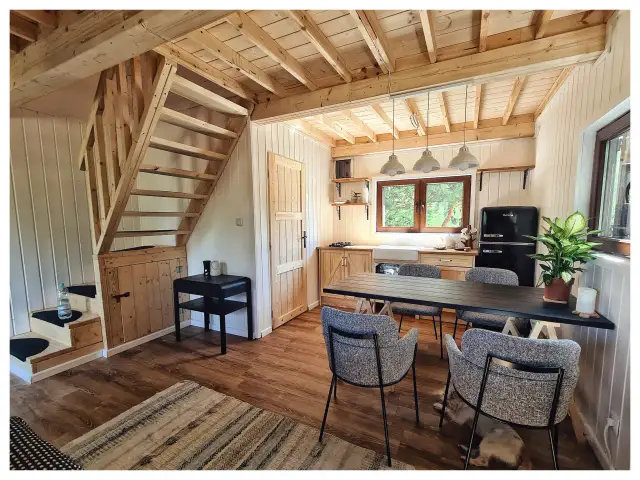 Jak urządzić wnętrze domku na działce, by maksymalnie wykorzystać przestrzeń