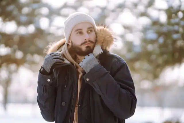 Elegancka czapka męska – jak wybrać idealny model i stylizować go?