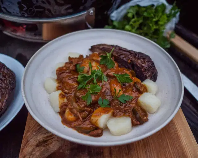 Najlepsze sałatki do klusek śląskich z sosem, które zaskoczą smakami