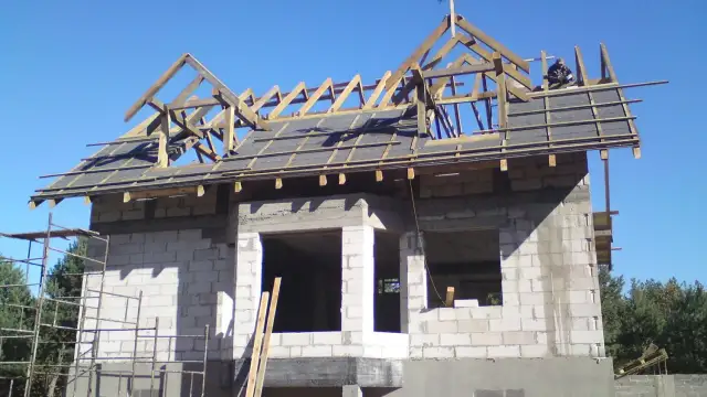 Wieniec na dachu – historia, tradycje i znaczenie w budownictwie