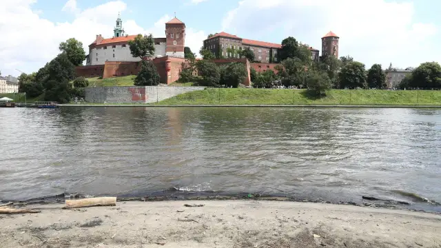 Widok na Wawel z Wisły. Piękne miejsca w Krakowie, które warto zobaczyć.
