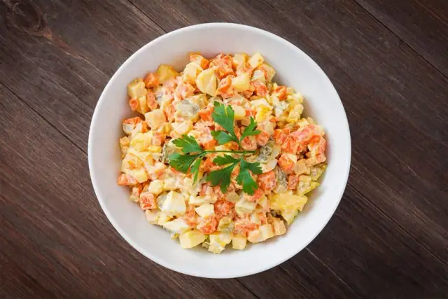 Ile gotować marchewkę na sałatkę, aby uzyskać idealną chrupkość?