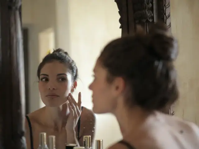 Lustro vs. inni: Jak naprawdę wyglądasz? Sekrety percepcji.