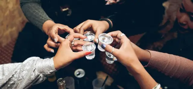 Ile wódki na 18 urodziny? Uniknij błędów przy zakupie alkoholu