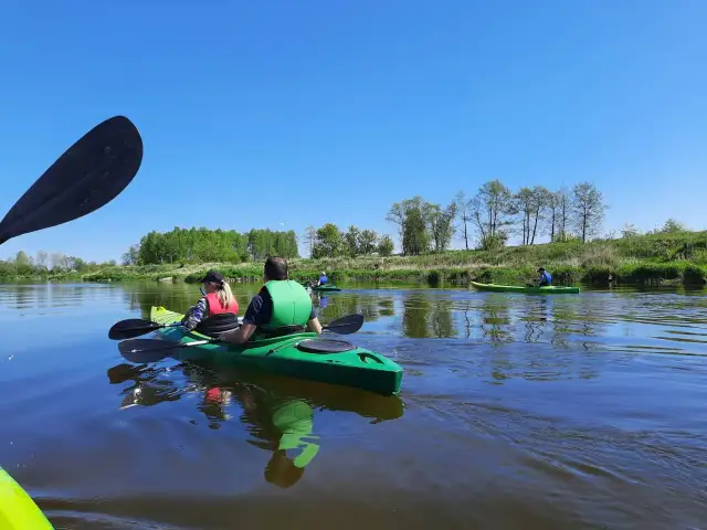 Spływ kajakowy Uniejów: Trasy, ceny i praktyczny poradnik