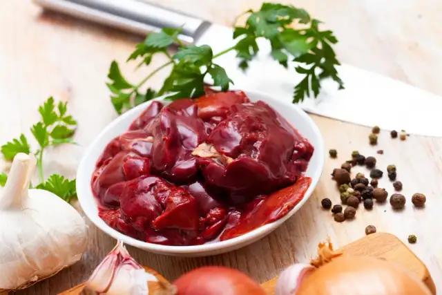 Kiedy solić wątróbkę drobiową, aby uniknąć suchego mięsa?
