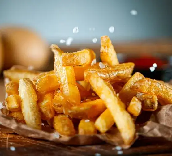 Jak przyprawić frytki? 15+ pomysłów: od sosów po mieszanki