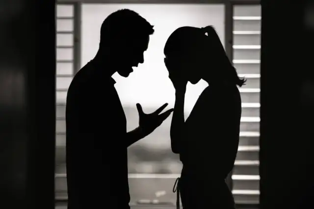 Cierpienie kochanki. Mężczyzna krzyczy, kobieta płacze, zasłaniając twarz.