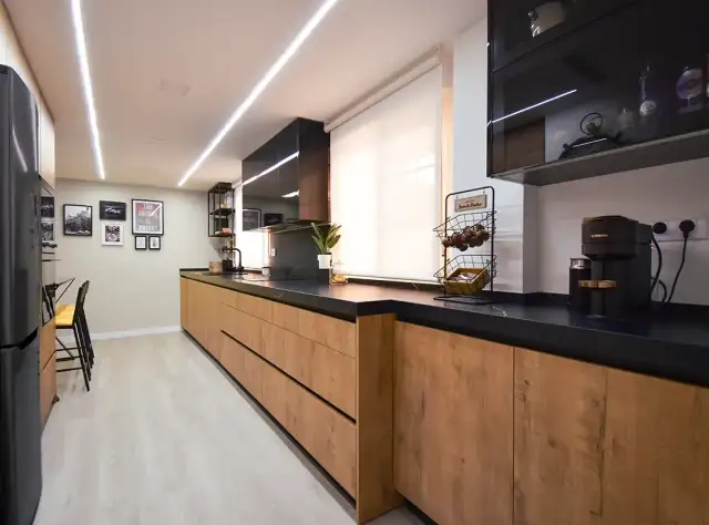 Cocina madera y negra: ¿Cómo lograr un diseño elegante y funcional?