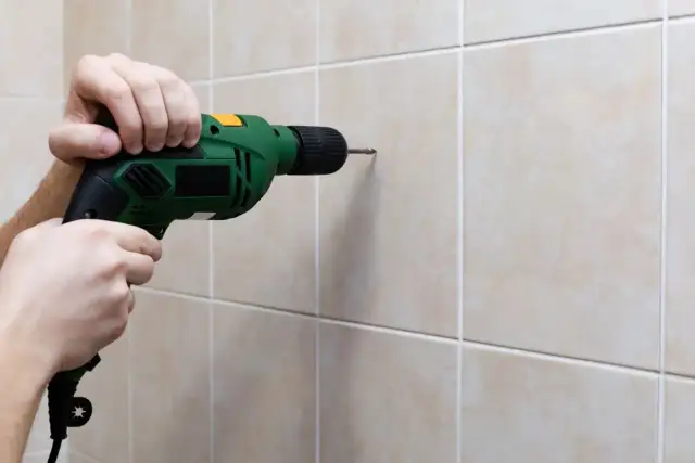 Precyzyjne wiercenie w płytkach ceramicznych za pomocą wiertarki.