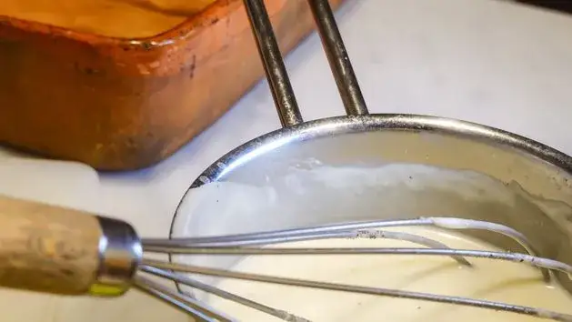 Jak zrobić gładki sos z mąki? Bez grudek, krok po kroku!