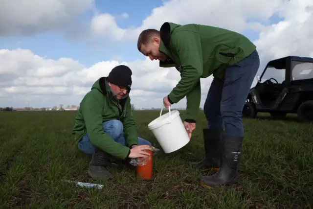 Test gleby: Sprawdź przepuszczalność i uratuj swój ogród!