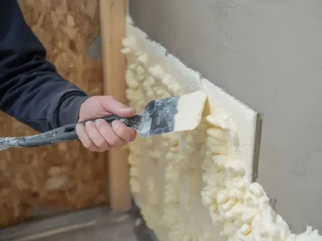 Czym szpachlować piankę montażową, aby uzyskać idealnie gładką powierzchnię