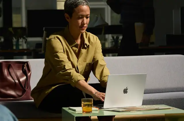 Wymiana baterii w MacBooku: Objawy, koszty i proces naprawy