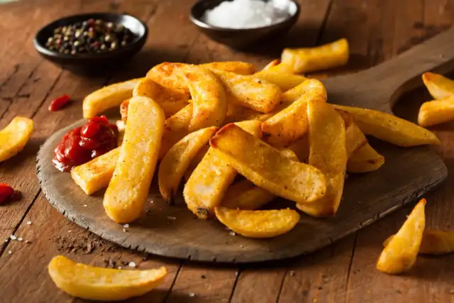 Cena dużych frytek w Polsce: Fast-food vs. Belgijskie co wybrać?