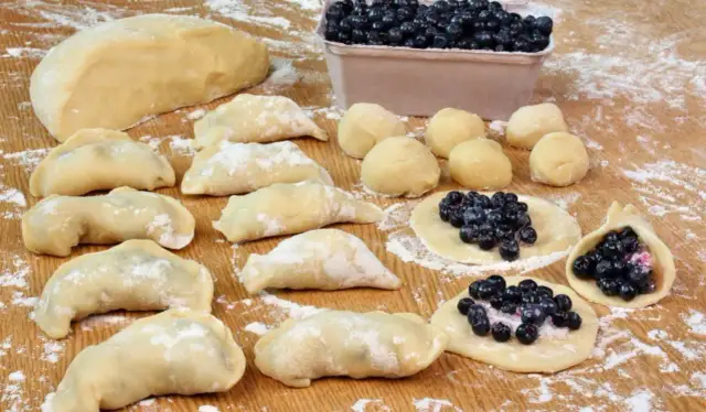 Jak zrobić idealne pierogi z jagodami? Prosty przepis krok po kroku