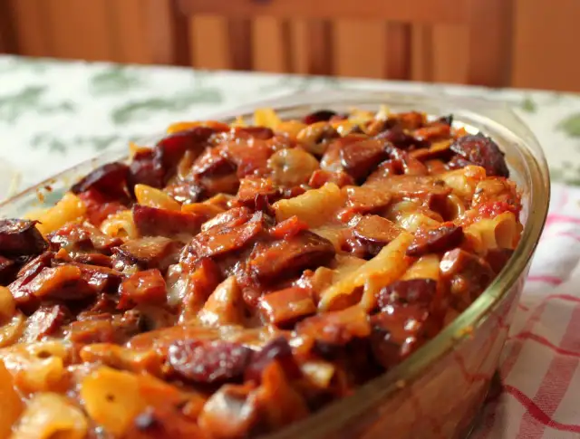 Szybka zapiekanka makaronowa z kiełbasą Winiary - idealny obiad w 35 minut