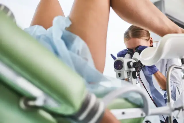 Badanie piersi u ginekologa: Czy to obowiązek? Poznaj swoje prawa.