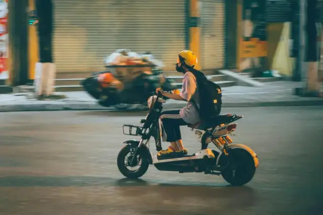 Jakie uprawnienia na motorower? Poznaj wymagania i ograniczenia