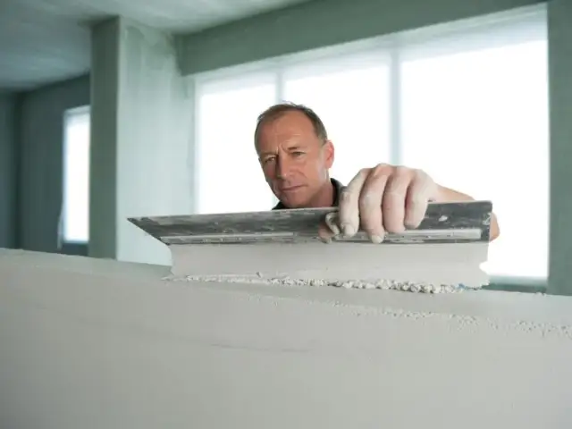 Jak wyrównać ściany w drewnianym domu i uniknąć kosztownych błędów