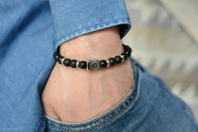 Bransoletka męska na której ręce: wybierz idealną dla siebie opcję