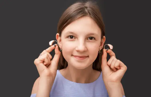 Jak działa aparat słuchowy? Poznaj jego tajemnice i korzyści
