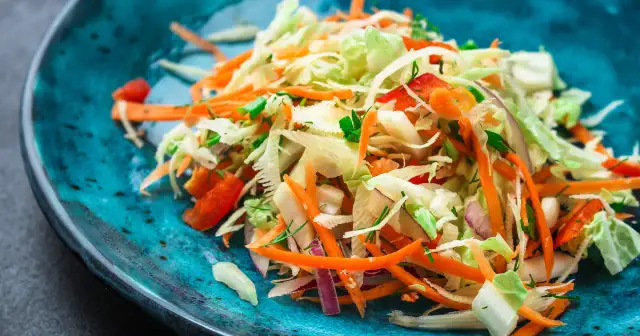Pyszne i zdrowe sałatki z kapusty pekińskiej, które pokochasz od pierwszej łyżki
