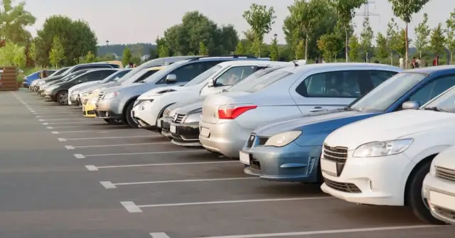 Parking przy lotnisku: Oszczędź do 60%! Ceny i triki eksperta