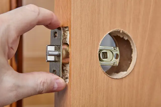 Ile kosztuje wymiana zamka w spodniach? Naprawa czy nowe?