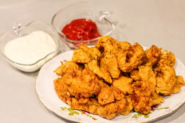 Kąski z kurczaka jak z KFC - prosty przepis na smaczne danie w domu