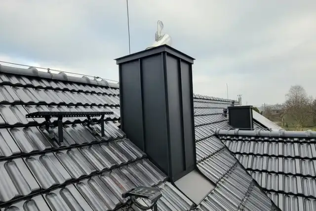 Jak prawidłowo okuć komin? Gwarancja szczelności dachu