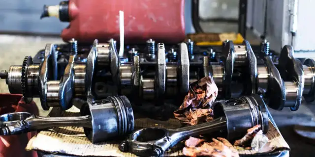 Zatarty silnik? Rozpoznaj objawy i oszczędź tysiące!