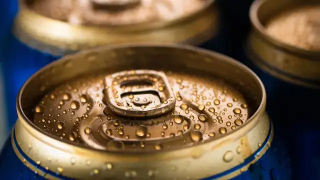 Czy piwo bezalkoholowe może kupić nieletni? Poznaj kontrowersje i przepisy