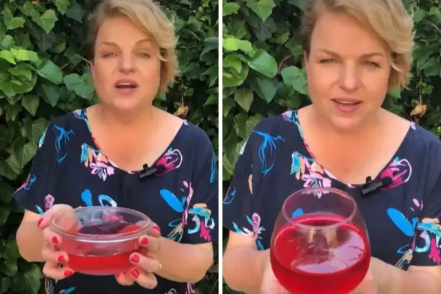 Kobieta trzyma miseczkę i kieliszek z płynną, czerwoną galaretką.