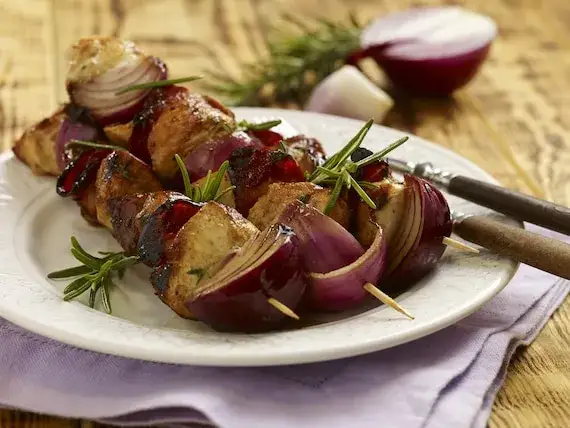 Z czym jeść szaszłyki? Odkryj najlepsze dodatki i sosy do nich