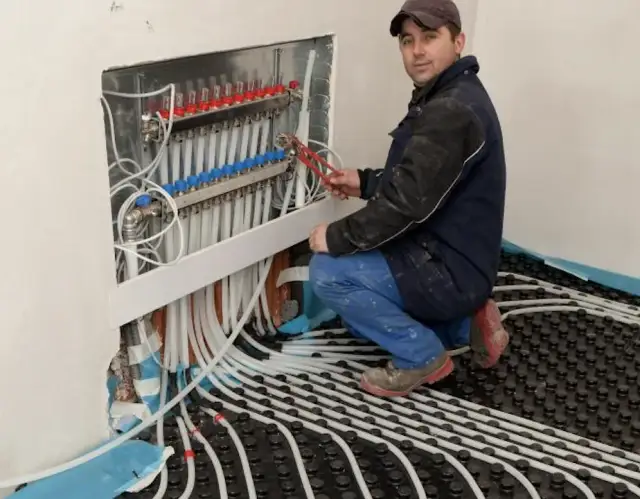 Ogrzewanie podłogowe – komfort, oszczędność i równomierne ciepło w domu